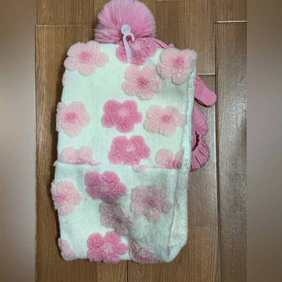 Girls 3 Piece Winter Hat, Scarf and Glove Set NWT - Picture 3 of 3